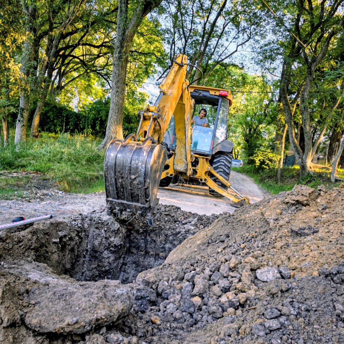 Avanza la extensión de la red cloacal en calle Tratado de Alcaraz